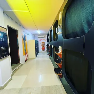 マッド スクワッド ホステル